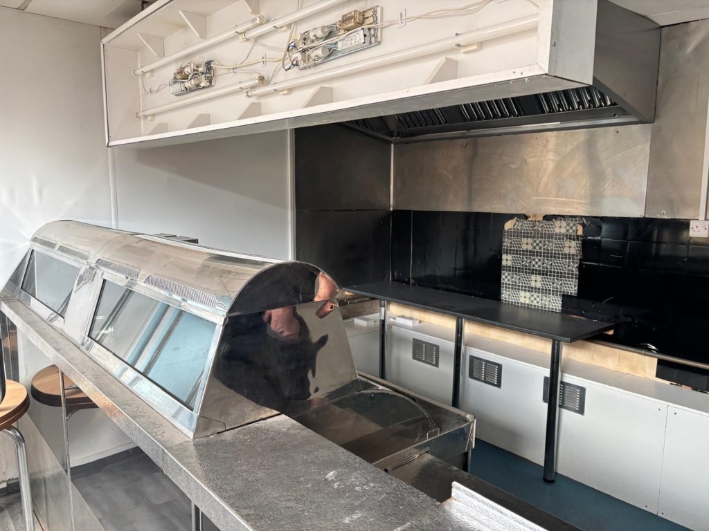 Lot: 54 - FREEHOLD COMMERCIAL INVESTMENT - Fish and Chip Counter